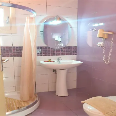 Hersonisos - Sleeps 15 - Parking - Pool - Garden Feriehus